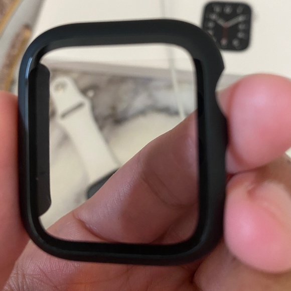 Apple Watch SE 40MM With Screen Cover - Picture 4 of 5